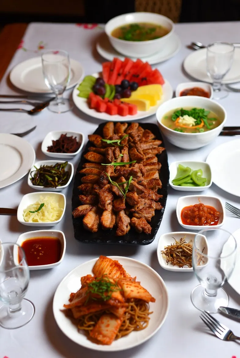 다양한 한식과 양식이 어우러진 풍성한 저녁 식탁 이미지