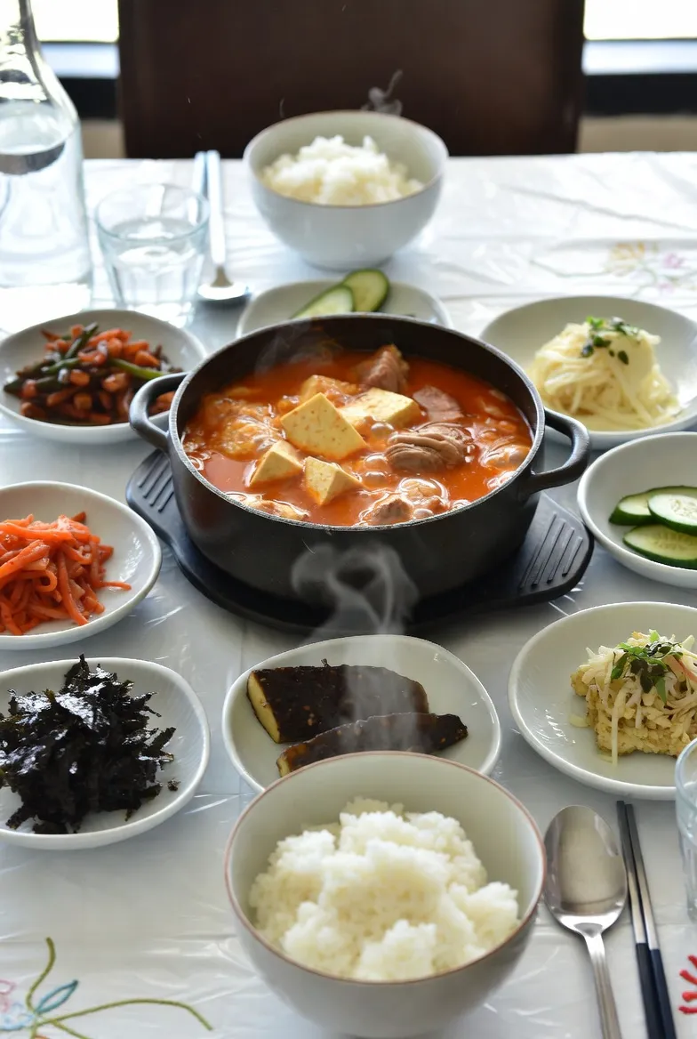 보글보글 끓고 있는 김치찌개와 갓 지은 쌀밥