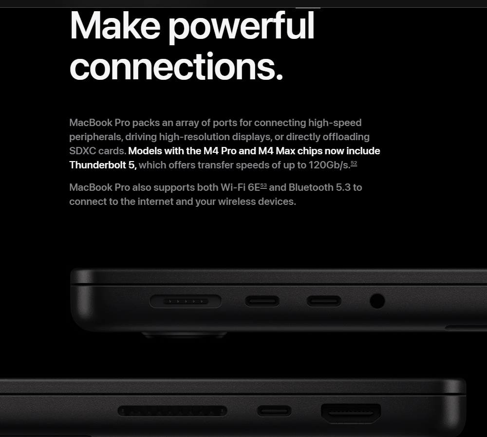맥북에 연결된 멀티 포트 허브. USB-A, HDMI, SD카드, 이더넷 포트 등이 보인다.