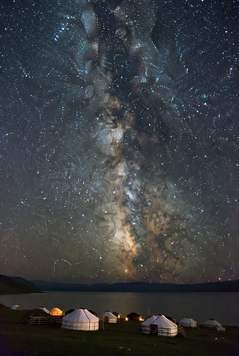 송쿨 호수의 밤하늘, 유르트 위로 쏟아지는 은하수와 별들