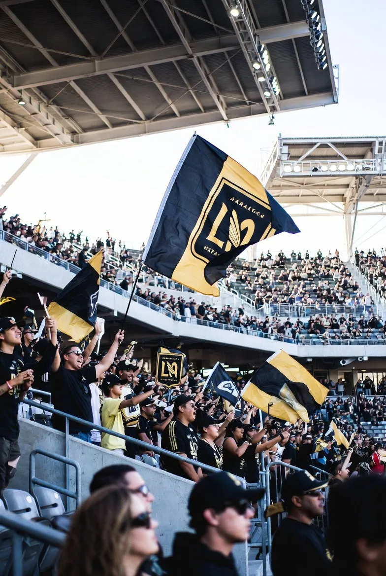 2018년 LAFC 데뷔 시즌 BMO 스타디움 개막전, 팬들의 열광적인 응원과 불꽃 쇼가 어우러진 역사적 순간