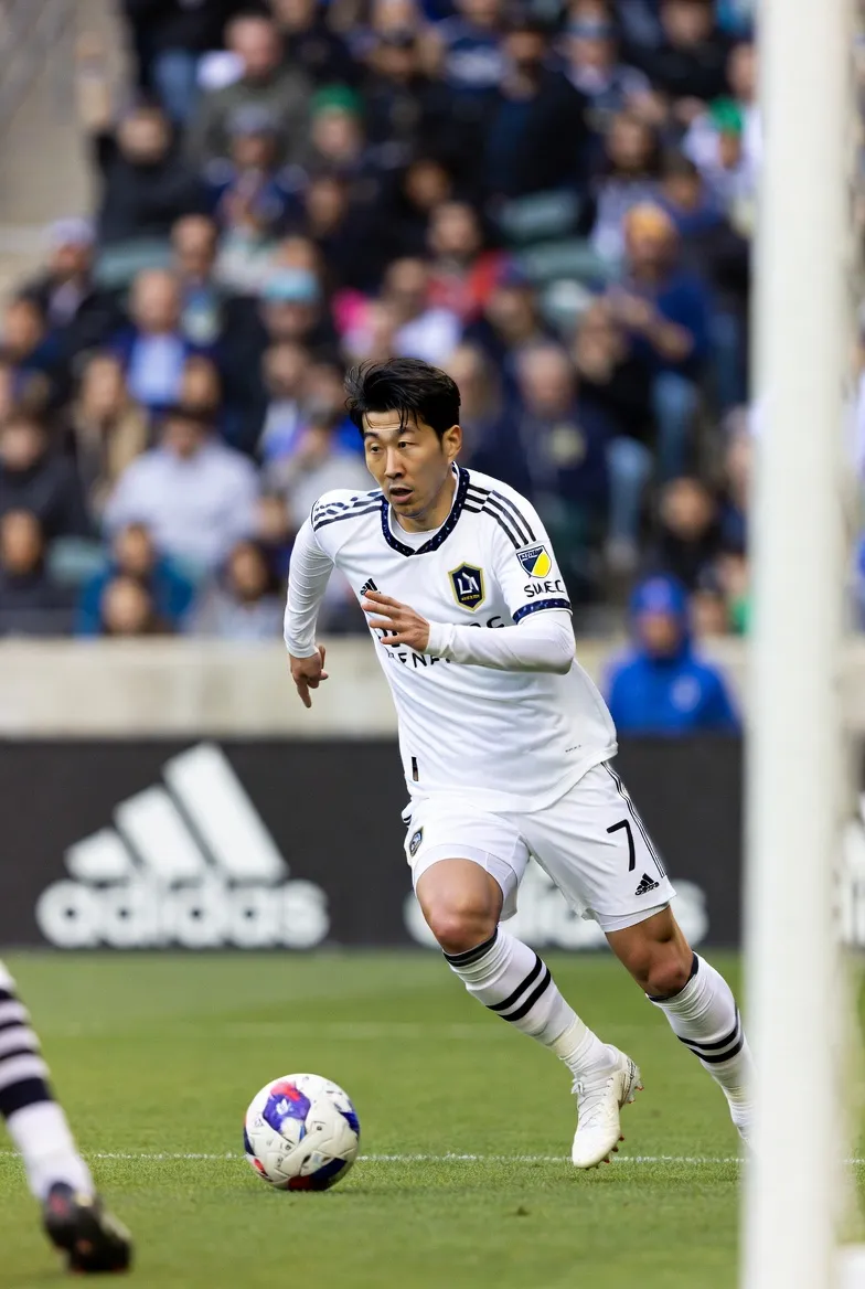 손흥민의 LAFC 데뷔전 골 세리머니, 팀원들과 포옹하는 감격스러운 순간