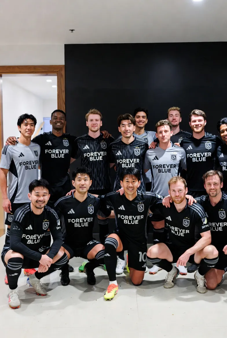2025 LAFC 스쿼드 팀 포토, 손흥민과 부앙가 등 스타들이 검은 금색 유니폼으로 단합된 모습