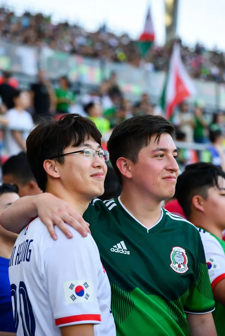 LAFC 팬들이 손흥민 유니폼을 입고 BMO 스타디움에서 응원하는 다문화적 서포터즈 장면